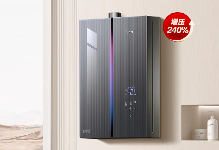 燃?xì)鉄崴髌放贫ㄎ话咐治? /> 
</p>
<p>
	&nbsp;
</p>
<p>
	五、策劃案例分析：從爆品、新品到價(jià)格帶策略
</p>
<p>
	&nbsp;
</p>
<p>
	爆品策略：華帝的零冷水燃?xì)鉄崴魇瞧浜诵谋罚ㄟ^(guò)精準(zhǔn)的市場(chǎng)調(diào)研，發(fā)現(xiàn)消費(fèi)者對(duì)即開(kāi)即熱的需求，迅速推出相關(guān)產(chǎn)品，成為市場(chǎng)熱銷品。
</p>
<p>
	&nbsp;
</p>
<p>
	新品策略：華帝不斷推出新品，如智能恒溫?zé)崴?，通過(guò)智能化功能提升用戶體驗(yàn)，滿足年輕消費(fèi)群體對(duì)高科技產(chǎn)品的追求。
</p>
<p>
	&nbsp;
</p>
<p>
	價(jià)格帶策略：華帝燃?xì)鉄崴鞲采w中高端市場(chǎng)，價(jià)格區(qū)間從2000元到5000元不等，針對(duì)不同消費(fèi)群體提供多樣化選擇。
</p>
<p>
	&nbsp;
</p>
<p>
	六、客群畫(huà)像：年齡喜好與消費(fèi)習(xí)慣
</p>
<p>
	&nbsp;
</p>
<p>
	華帝燃?xì)鉄崴鞯哪繕?biāo)消費(fèi)群體以25-45歲的中青年為主，這些消費(fèi)者注重產(chǎn)品的品質(zhì)、安全性和智能化。同時(shí)，他們傾向于通過(guò)線上渠道了解產(chǎn)品信息并進(jìn)行購(gòu)買，因此華帝在電商平臺(tái)和社交媒體上的推廣力度較大。
</p>
<p>
	&nbsp;
</p>
<p>
	七、渠道選址與類型
</p>
<p>
	&nbsp;
</p>
<p>
	華帝的渠道布局線上線下結(jié)合，線下以專賣店為主，覆蓋全國(guó)主要城市，同時(shí)通過(guò)經(jīng)銷商網(wǎng)絡(luò)深入三四線城市及鄉(xiāng)鎮(zhèn)市場(chǎng)。線上渠道則通過(guò)電商平臺(tái)和官方旗艦店進(jìn)行銷售，滿足不同地區(qū)消費(fèi)者的需求。
</p>
<p>
	&nbsp;
</p>
<p>
	八、營(yíng)銷形象與代言人
</p>
<p>
	&nbsp;
</p>
<p>
	華帝注重品牌形象的塑造，通過(guò)“好火好生活”的品牌口號(hào)傳遞溫暖、舒適的生活理念。同時(shí)，其選擇與家庭生活相關(guān)的明星代言人，如影視明星，以提升品牌親和力和知名度。
</p>
<p>
	&nbsp;
</p>
<p>
	九、活動(dòng)策劃與體驗(yàn)設(shè)計(jì)
</p>
<p>
	&nbsp;
</p>
<p>
	華帝定期舉辦“華帝生活節(jié)”等活動(dòng)，通過(guò)線下體驗(yàn)店和線上直播，讓消費(fèi)者直觀感受產(chǎn)品的便捷性和智能化。此外，華帝還通過(guò)打造智能家居場(chǎng)景，為消費(fèi)者提供從選購(gòu)到使用的全方位服務(wù)，提升用戶體驗(yàn)。
</p>
<p>
	<br />
</p>
<p align=